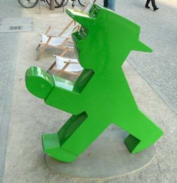 https://dlaignite.com/wp-content/uploads/2017/10/AmpelmannStatue.jpg