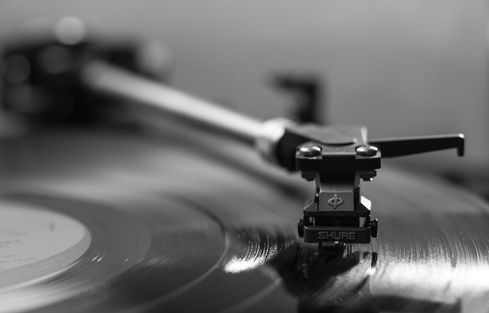 https://dlaignite.com/wp-content/uploads/2019/03/black-and-white-brand-data-145707-1000x640.jpg