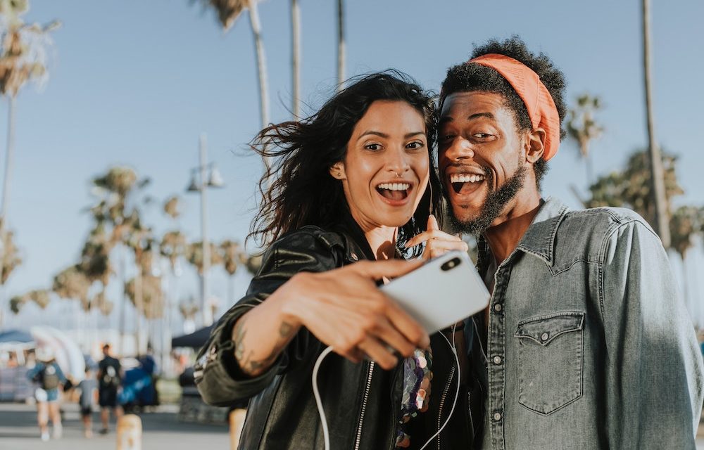 https://dlaignite.com/wp-content/uploads/2019/03/capturing-cheerful-couple-1371176-1000x640.jpg